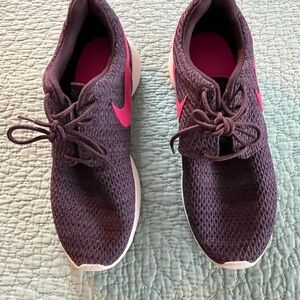 Nike Roshe One (GS) Port Wine/Pink Running Shoe Youth 6Y or Women’s 7.5